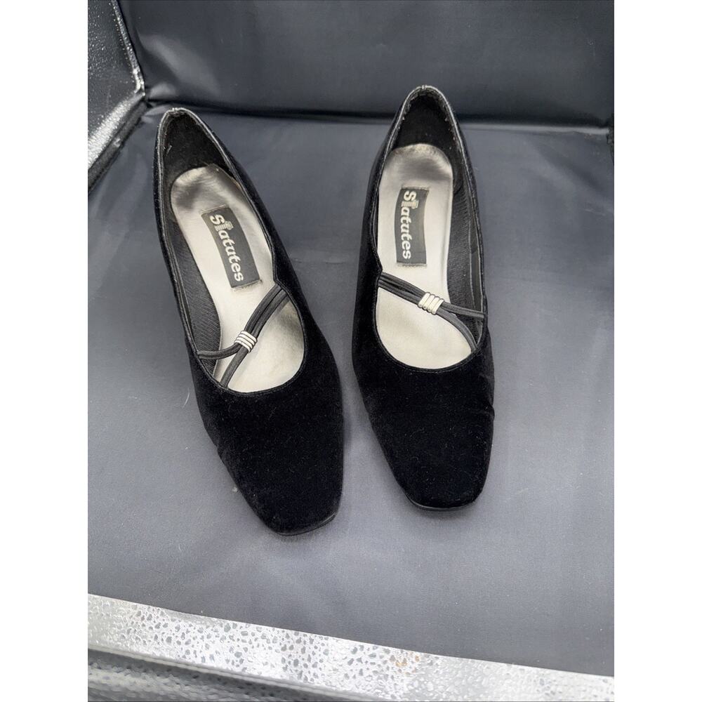 vintage Statutes women's black velvet pumps with an accent Size 9 B